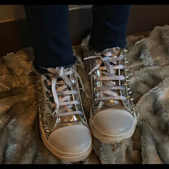 METAL GIENCHI SILVER STUD DISTRESSED SHOE - Picture 2 of 6